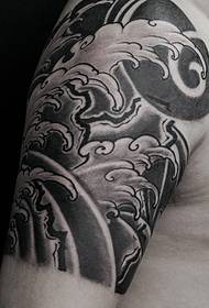 den dominante personligheten til det store armspray tatoveringsbildet