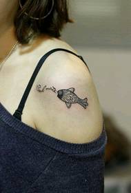 skönhet arm totem fisk tatuering bild