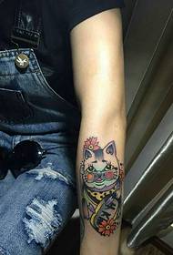 हाताखाली रंग गोंडस भाग्यवान मांजरीचे टॅटू टॅटू