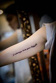 semplice tatuaggio del tatuaggio inglese all'interno del braccio
