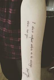 braccio piccola foto di tatuaggio inglese fresca e bella
