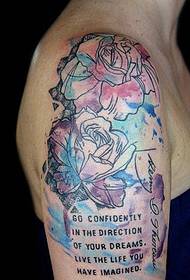 fiore con parole inglesi combinato con il modello del tatuaggio del braccio grande