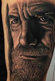 tatuaggio ritratto molto realistico di braccio uomo
