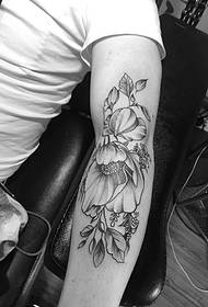 foto invidiabile del tatuaggio del fiore del braccio