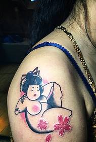 una grande ragazza in stile giapponese di grassu di tatuaggi di stampa sexy male