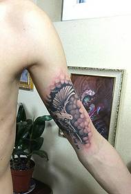 braccio all'interno del tatuaggio del tatuaggio totem completo