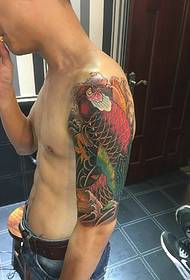 A tatuaxe do cadro vermello do brazo masculino é unha imaxe máis guapa