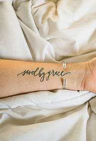bellissimo tatuaggio inglese con lettere sul braccio