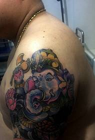 krāsains lielās rokas mazā ziloņa dieva tetovējuma raksts