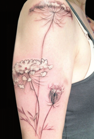 θηλυκό χέρι όμορφο τατουάζ λουλουδιών