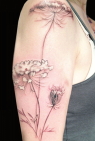 braccio femminile bellissimo fiore tatuaggio