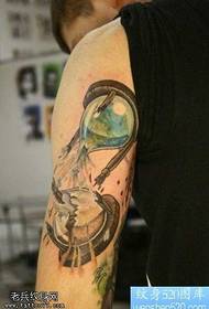 рука татуировки песочные часы
