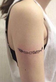 dekliška roka preprost in lep cvetlični vzorec tatoo