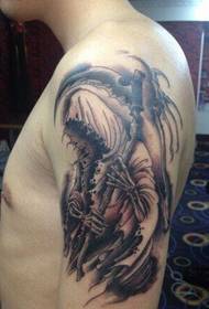 Vyriškos lyties atstovės, patyrusios didžiojo rankos mirties tatuiruotę