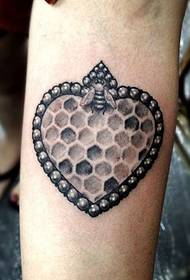 Wapens op de tattoo van de liefdebijenkorf