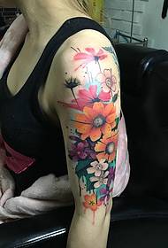pictiúr ildaite álainn tattoo lámh lámhdhéanta