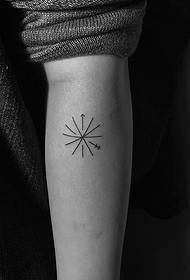 シンプルで小さな新鮮な黒と白の腕のタトゥーの写真