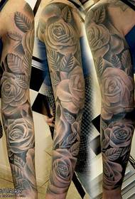 paže černá šedá růže tetování vzor