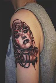 Вооружени неверојатни слики со тетоважи со жени, доцна вечер, исплашени