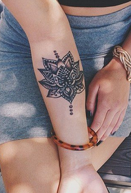 moteriškos rankos gerbėjų gėlių tatuiruotės modelis