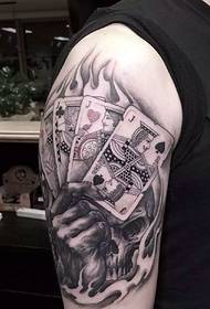 ruka drží hracie karty s veľkým ramenom osobnosti tetovanie