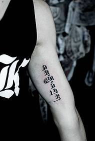 image de tatouage à la mode sanskrit à l'intérieur du bras