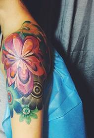 цветна тетоважа тетоважа со рамо и рака