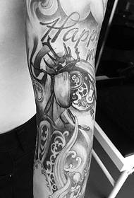 Jedinstvena crno-bijela totemska tetovaža za ruku