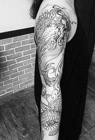 rameno čierna a biela čiara zlý drak tetovanie obrázok