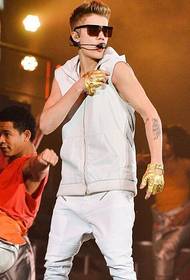 Justin Bieber se arm uil persoonlikheidspatroon