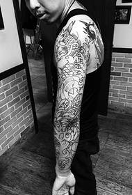 qaabka caadiga ah ee garabka midab madow iyo cad cad ee loo yaqaan 'squid tattoo'