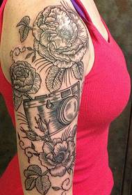 Κορίτσι δεξί χέρι τατουάζ λουλούδι τατουάζ