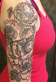 Tattoo ya kamera ya maua ya mkono wa kulia wa msichana