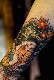klassisk gammel tradisjonell arm i fargen blomster tatoveringsbilde
