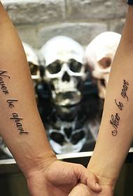 mano nella mano al vecchio braccio foto di tatuaggio di coppia inglese
