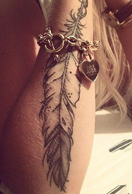 braccio femminile bellissimo bellissimo tatuaggio di piume