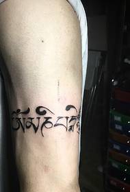 vienkāršs sanskrita tetovējuma attēls ar plaukstu