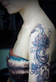 лотосова рука дівчина татуювання моди
