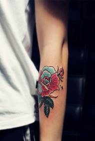 padrão de tatuagem de flor clara e bonita braço cor