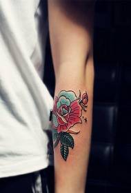 modello di tatuaggio fiore braccio colore chiaro e bello