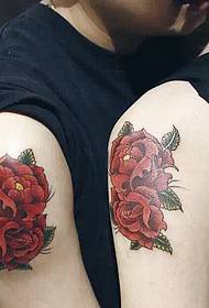 rokas liels sarkano rožu pāris tetovējums attēlu