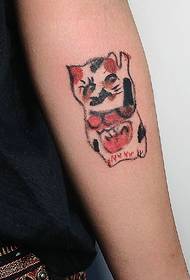 rameno mimo šťastné tetovanie mačiek je veľmi roztomilé