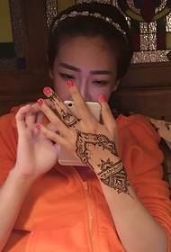 mergaičių rankos mados išskirtinės Hainano tatuiruotės nuotraukos