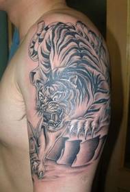 super przystojny tatuaż tygrysa zjazdowego na ramieniu