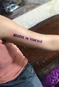 smuk arm en engelsk ord tatovering tatovering
