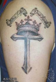 patró de tatuatge de corona de braç creuat
