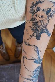 Einfaches schwarz-graues Fuchs Tattoo am Arm