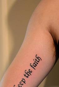 lengan lelaki dalam tato tato perkataan bahasa Inggeris