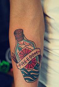 tatuaggio creativo della bottiglia fuori dall'immagine del tatuaggio del braccio