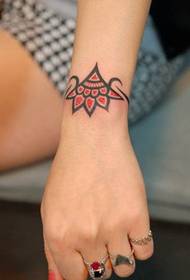 quadro di lavoro del tatuaggio del totem del braccio della ragazza